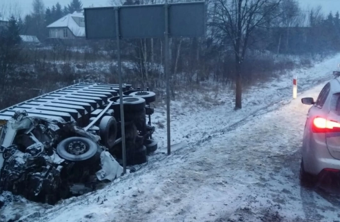 {Kierowca ciężarówki zginął w wypadku na drodze nr 51 niedaleko Olsztyna.}