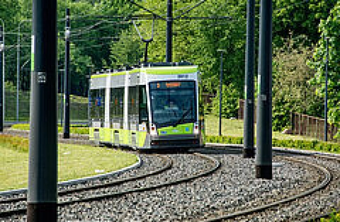 {Około 200 milionów złotych - tyle dofinansowania zamierza pozyskać olsztyński magistrat  na autobusy elektryczne wraz z całą infrastrukturą, nowe tramwaje i inne udogodnienia dla pasażerów komunikacji publicznej.}