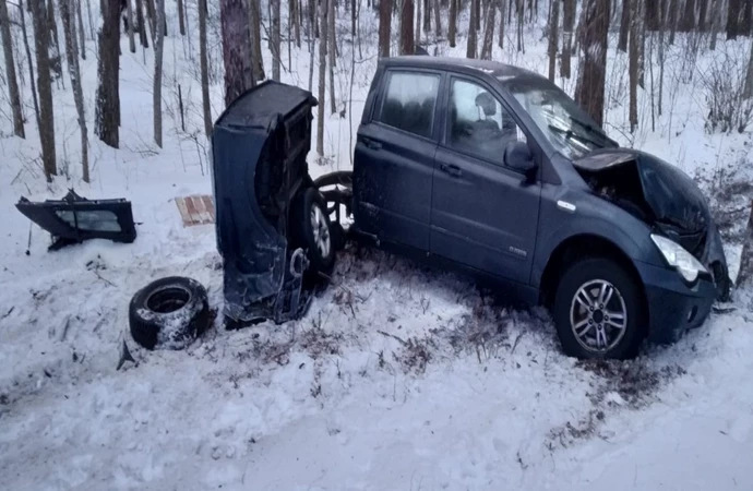 Po uderzeniu w drzewo samochód osobowy dosłownie rozpadł się na kawałki.