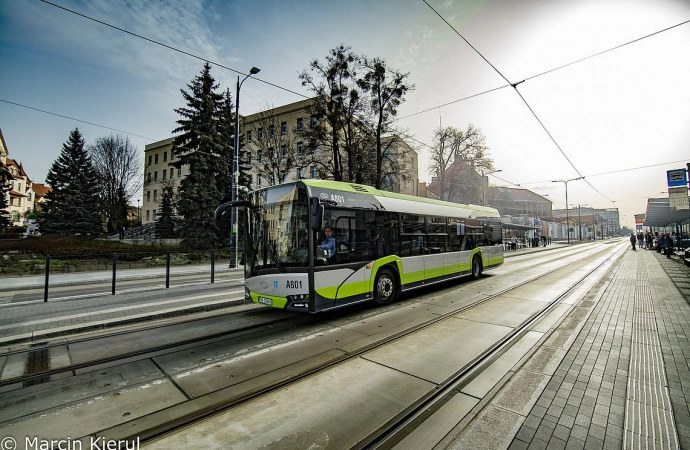 {Zwiększa się limit pasażerów w autobusach i tramwajach.}